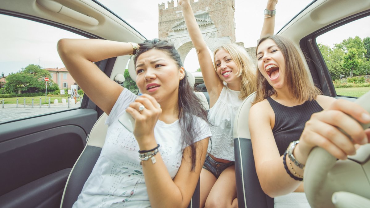 Att sjunga och dansa i bilen kan nu bli olagligt i Storbritannien.